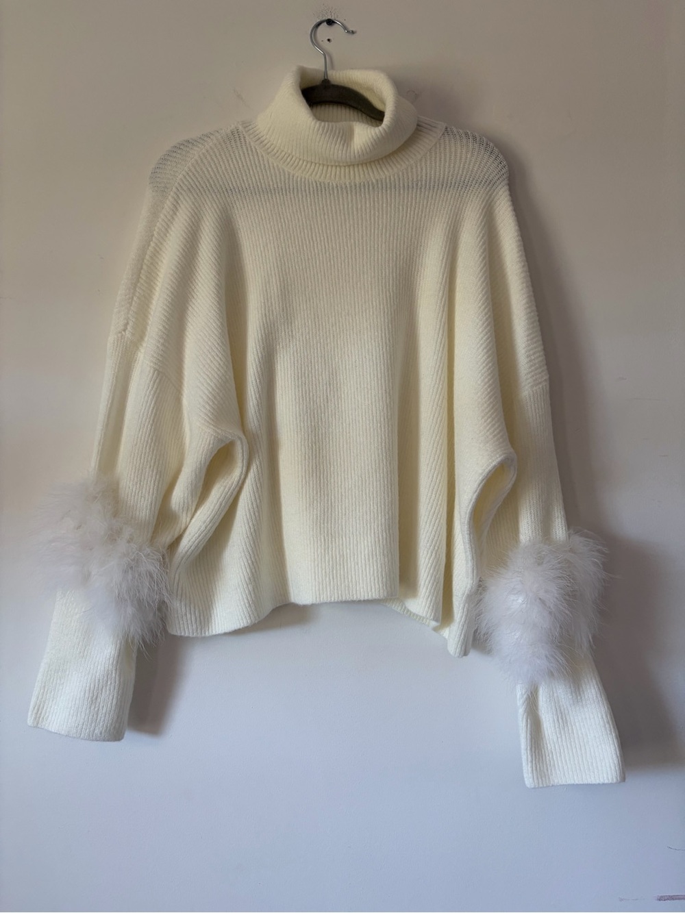 NY&CO white turtleneck feather sleeve sweater sz XL dramatic sleeve unique party